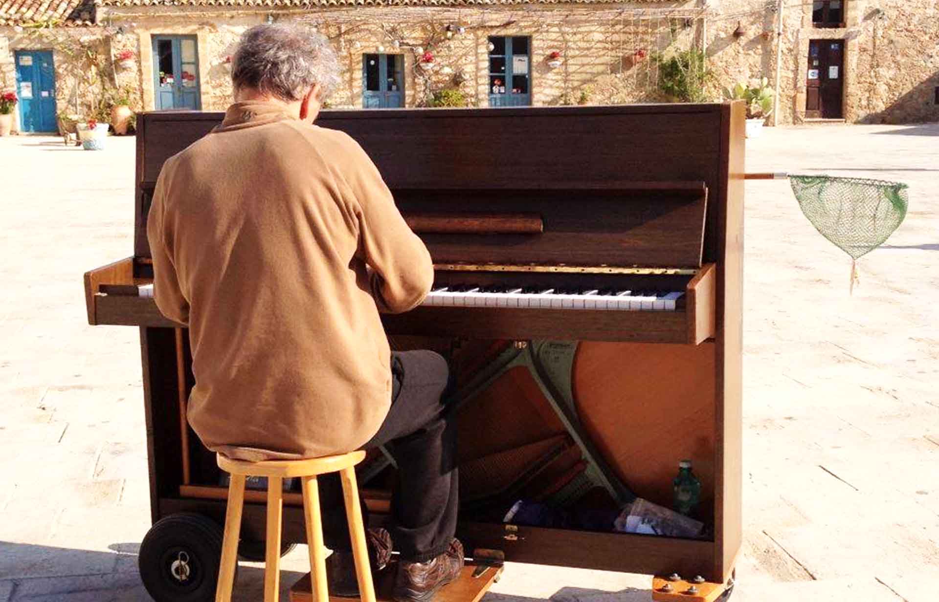 marzamemi musicista piazza regina margherita